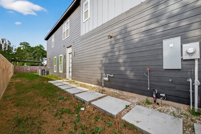 Photo - 808 Fortune St