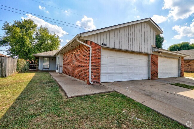 Building Photo - Cozy Edmond Duplex with Fireplace & Built-... Rental