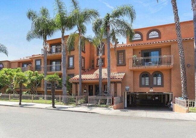 Building Photo - 1509 Stanley Ave Unit 210