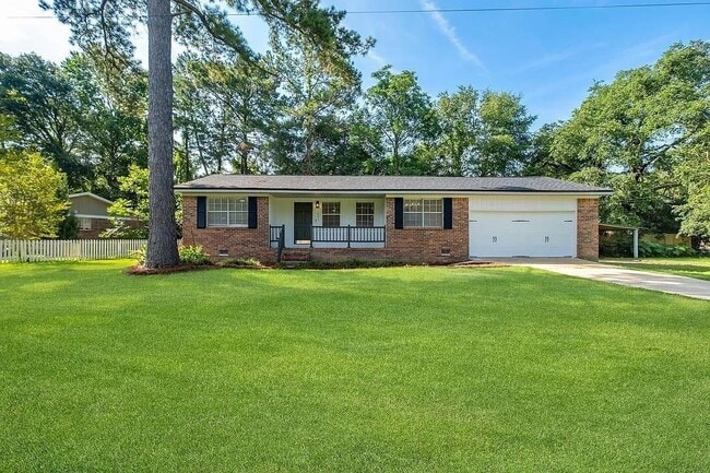 Building Photo - 1825 Sherwood Dr