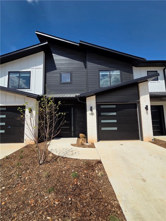 Building Photo - 1104 Emilia Ave