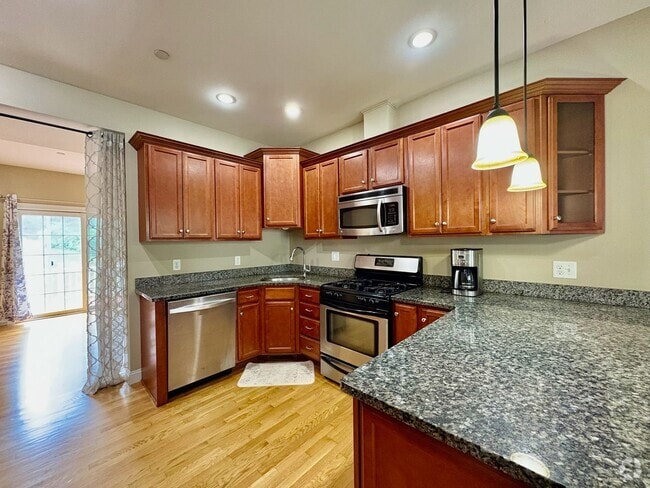 Building Photo - Charming 2-Bedroom Townhouse For Rent in L...
