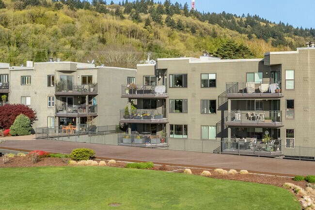 Photo - Willamette Shores Condominiums