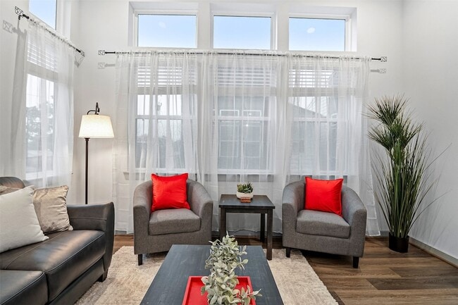 Photo - 829 Emile St