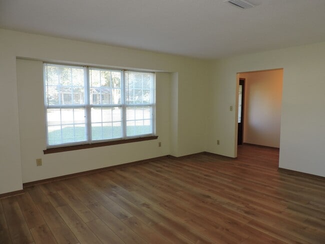 Photo - Convenient to interstate, schools & shopping!
