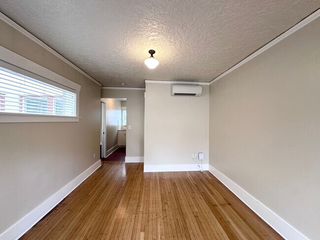 Photo - Beautiful Vintage 1 BR! MOVE IN SPECIAL Unidad 31ST AVE NE - 1025