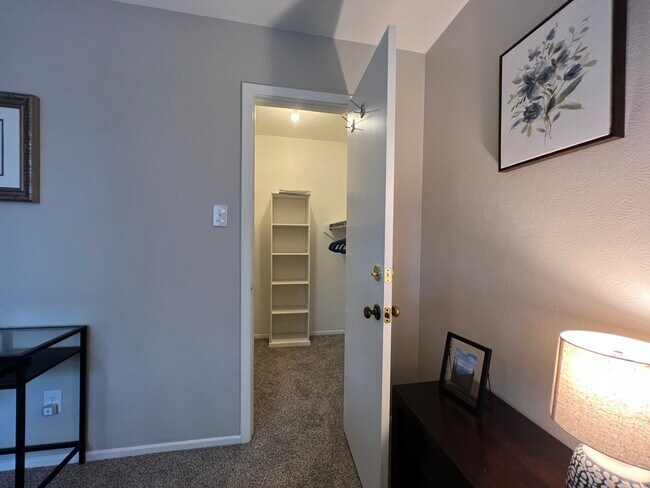 Vestidor - 3920 Sanguinet St