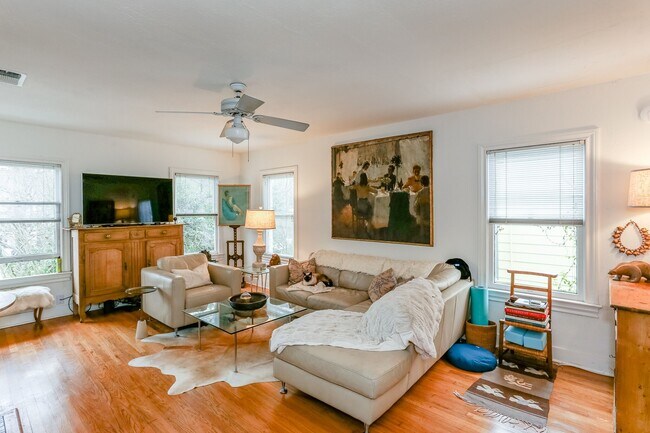 Photo - 1740 Banks St