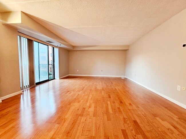 Building Photo - 1243 Beacon St Unit D2 Rental