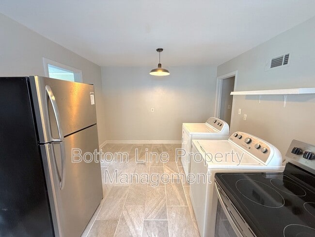 Photo - 1945 Woodcrest Ave
