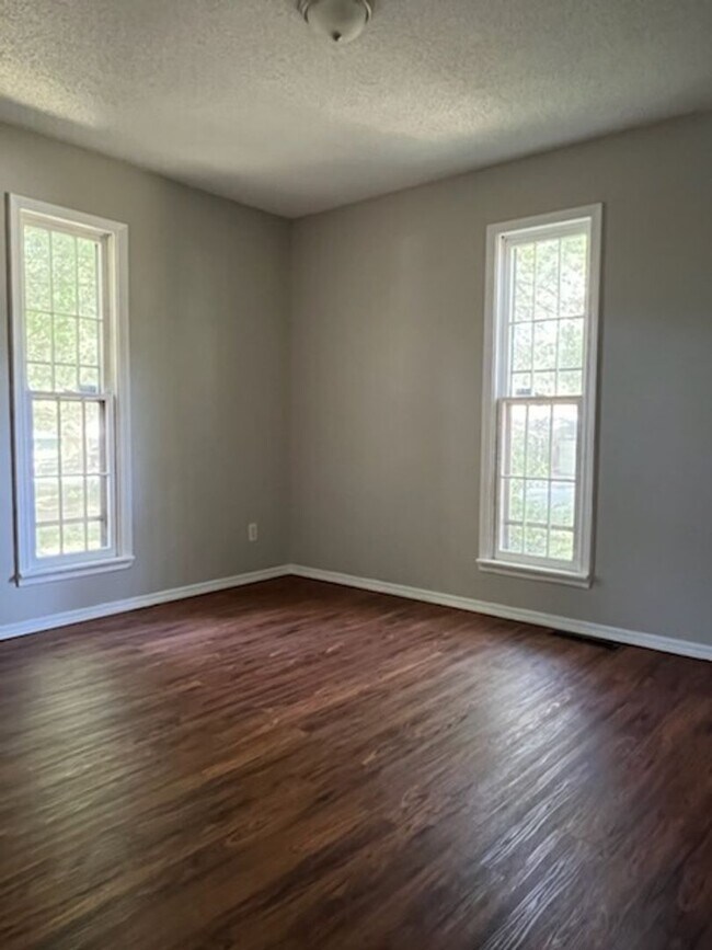 Beautiful 3 bedroom 1.5 bath stone work th... House House Rental in