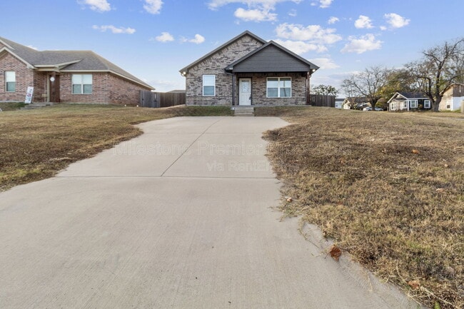 Photo - 931 N Barrett Ave