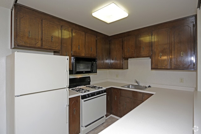Howe Manor East Apartments