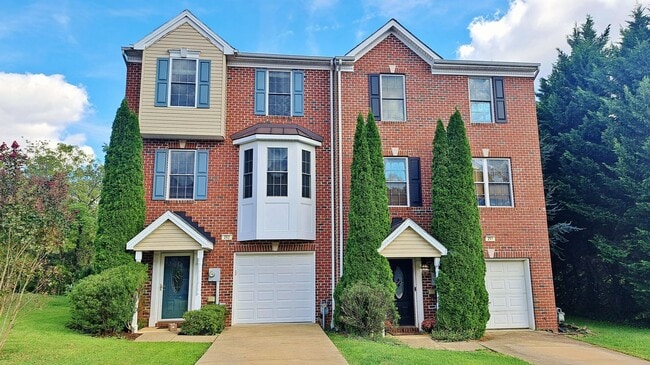 Building Photo - 3 Bed / 2-1/2 Bath Single Family Townhome ...