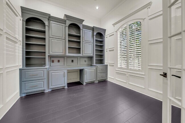 Photo - Exceptional 5-bedroom home (2 down) in des...