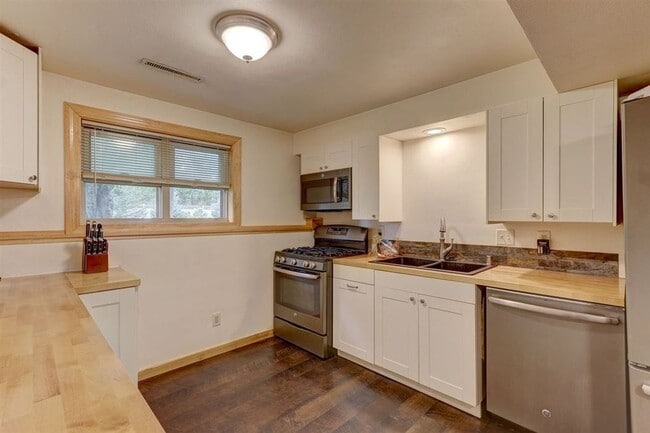 Building Photo - Sun Prairie Duplex Unit 1124