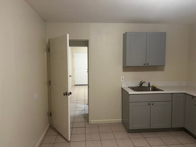 Building Photo - 5527 Bolivar St Unit Studio Rental