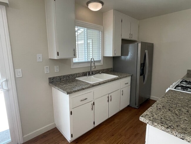 Photo - 18218 Hale Ave Unidad B