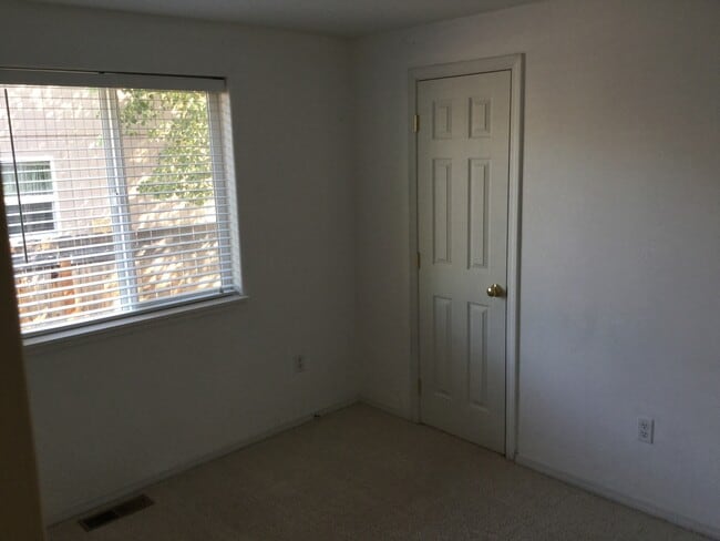 Photo - NE 3 Bdrm, 2 Bath, Gas Heat/Fireplace, Newer Carpet & Paint, Corner lot, Fenced Yard, DBL Garage