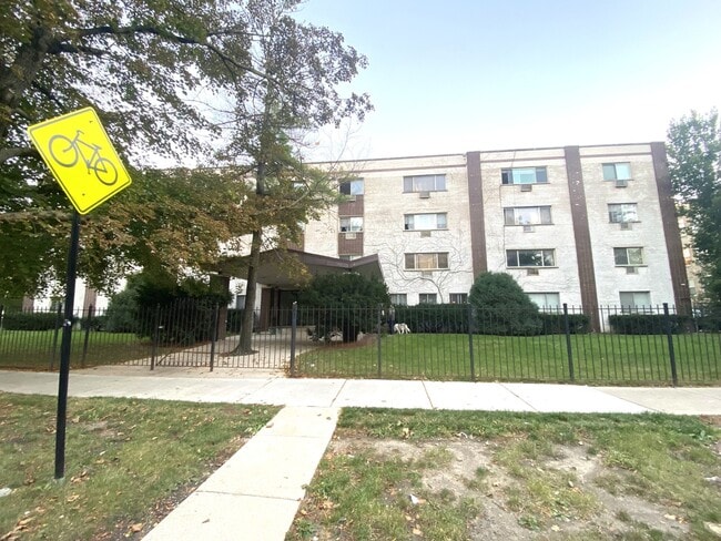 Building Photo - 1415 W Pratt Blvd Unit 407