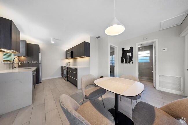 Building Photo - 709 NE 22nd Dr Unit 709 Rental