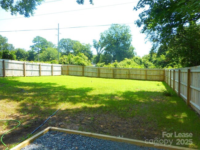 Photo - 2233 Highland St