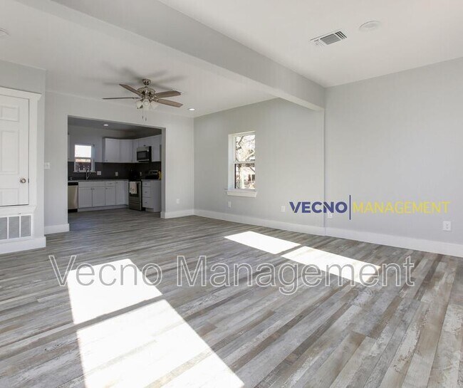 Photo - 129 E Torrey St