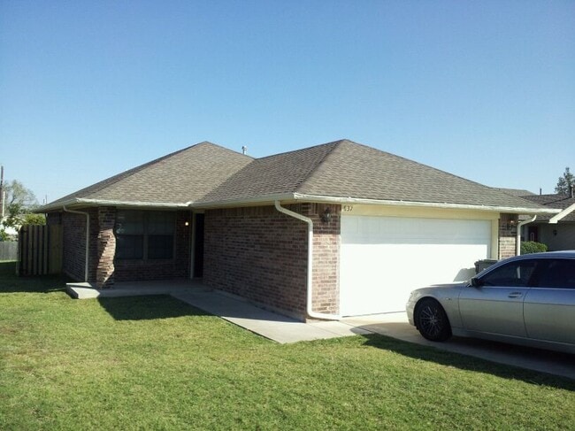 Building Photo - 3 BED 2 BATH 2 CAR GARAGE HOME- NW OKC