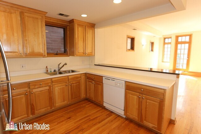 Photo - 824 W Buckingham Pl Unit M04R