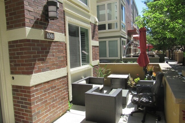 Photo - Gorgeous 4 Bed, 3.5 Bath End Unit Townhome in Perfect Dublin Location
