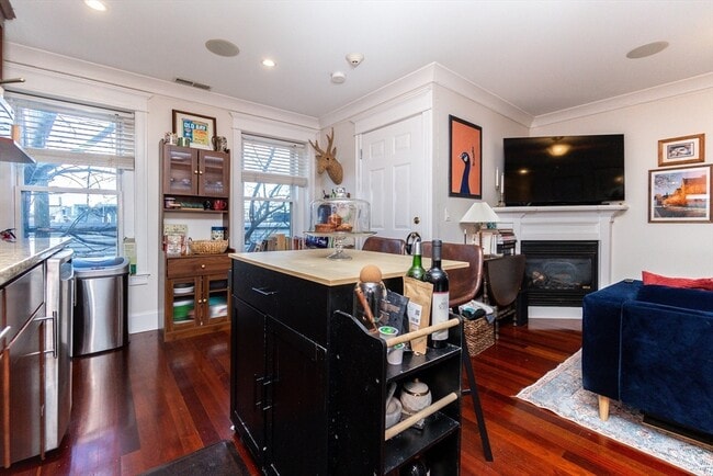 Building Photo - 632 E Broadway Unit 4