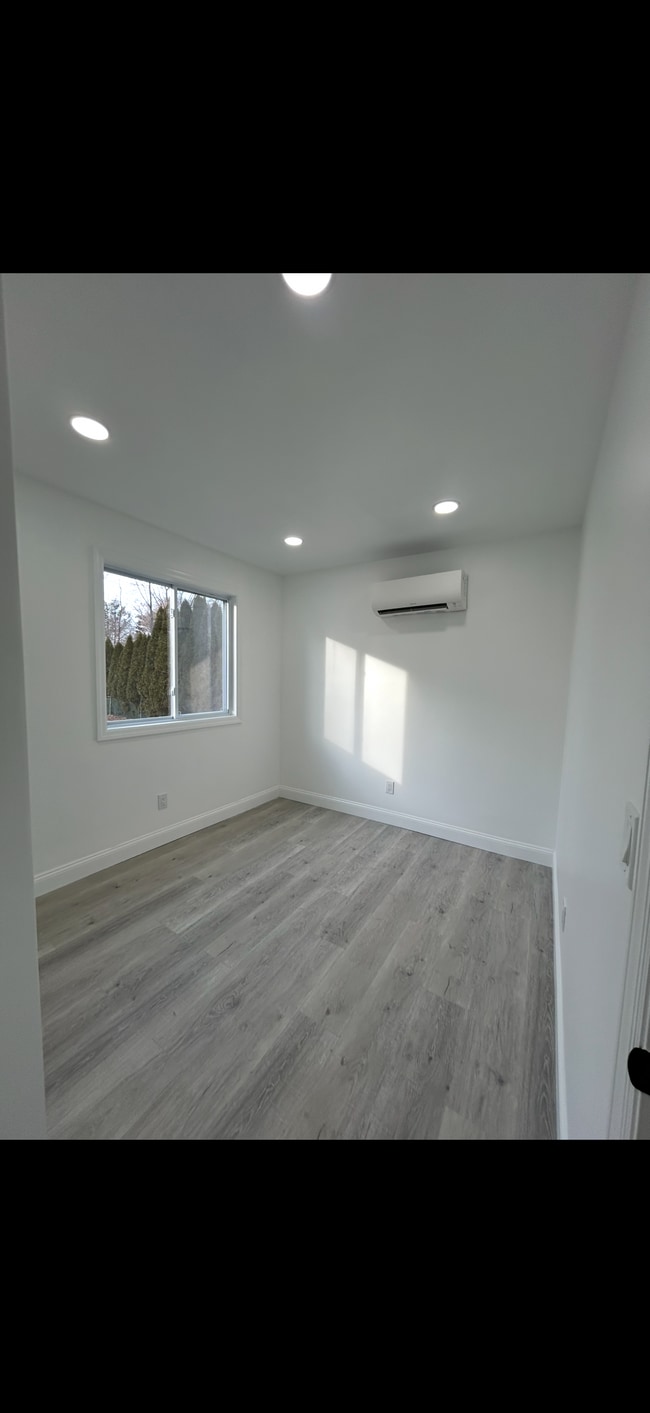 Building Photo - 343 Town Line Rd Unit East Northport Apartment