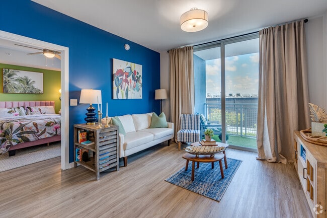 2BR, 2BA - 915SF - Living Room