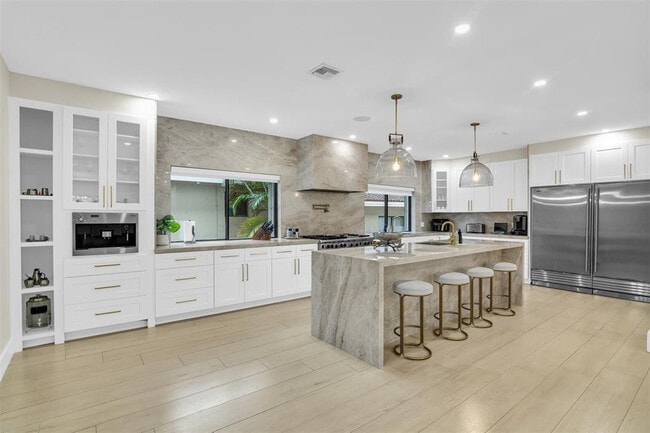 Photo - 319 S Riverside Dr