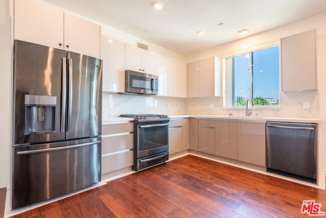 Building Photo - 5531 La Mirada Ave Unit 101