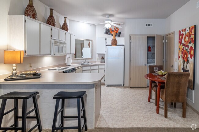 1BR, 1BA - 665SF - Kitchen