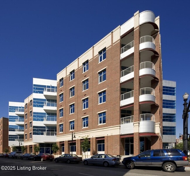 Building Photo - 324 E Main St Unit 221