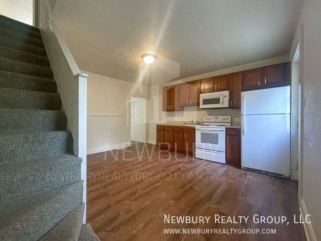 Charming Two-Bedroom Townhouse-Style Apart... - Charming Two-Bedroom Townhouse-Style Apart...