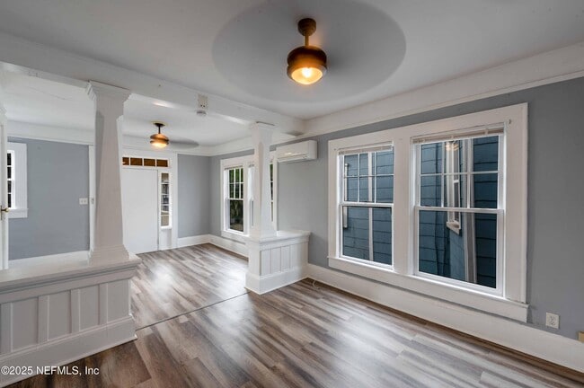 Photo - 117 E 4th St