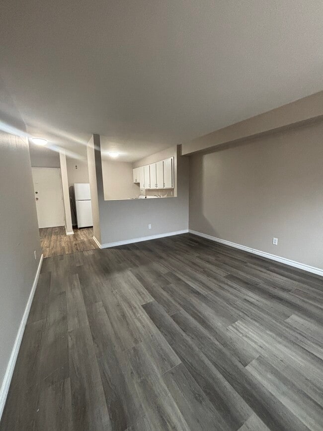 Building Photo - Renovated 1 Bedroom 1 Bathroom Apartment Unit 9