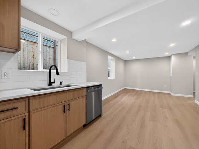 Photo - 925 N 75th St