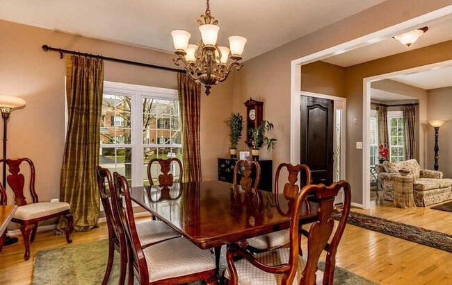 Photo - Gorgeous 4,000sqft  5-bed 3.5-bath Home near Chantilly Economic corridor