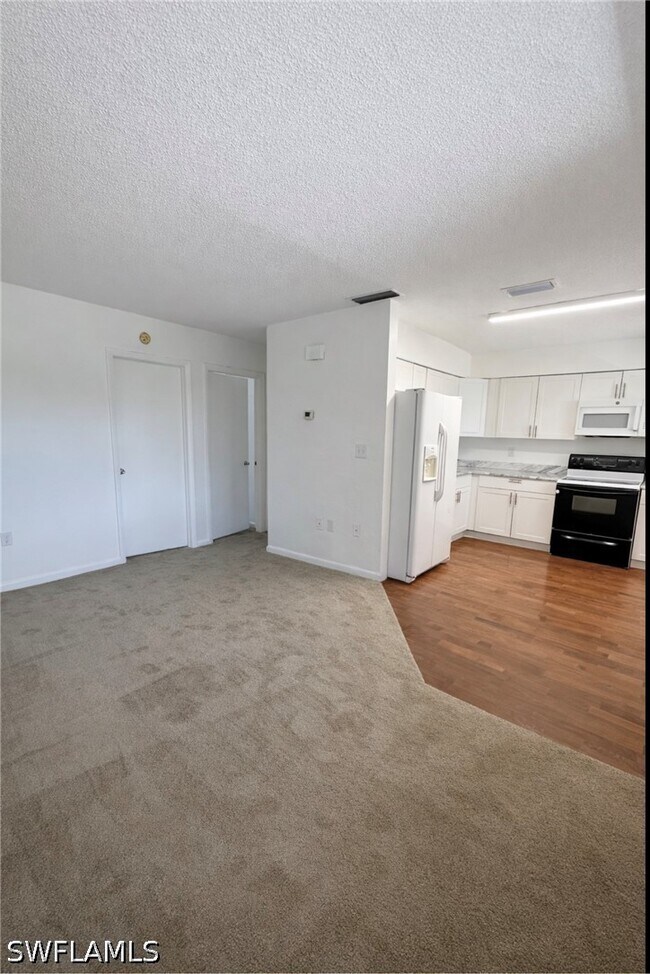Building Photo - 3325 Arpt Rd S Unit J6