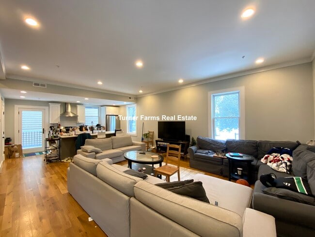 Building Photo - 199 Boylston St Unit 1