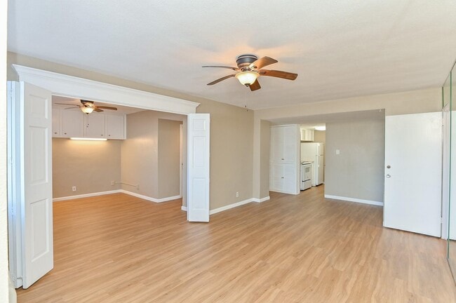 Building Photo - 7520 Hornwood Dr Unit 201W