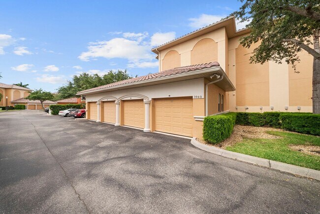 Photo - Beautiful 2 bedroom 2 bath condo in Cape coral New lvp flooring