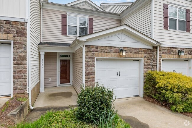 Building Photo - Charming 2-Bedroom Townhome Convenient to ...