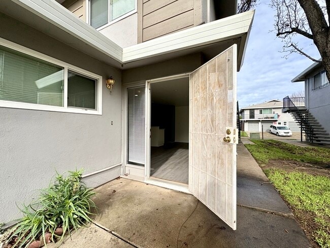 Building Photo - Beautiful updated 2 Bedroom 1 Bathroom Located in Sacramento