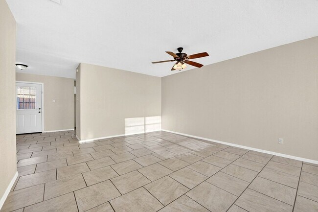 Photo - 3225 Crites St Unidad 102