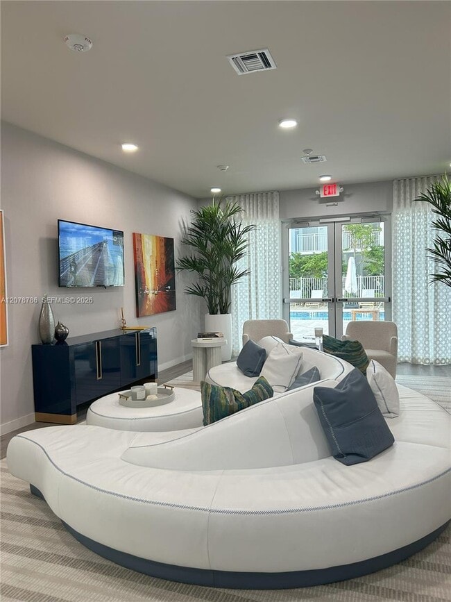 610 NE 2nd St Unit 304
